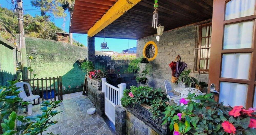 OPORTUNIDADE IMPERDÍVEL EM TERESÓOPOLIS / 3 CASAS EM UM SÓ TERRENO COM 640 M² COM PISCINA E GARAGEM