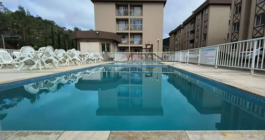 Aluguel de apartamento com 2 quartos em condomínio com área de lazer;