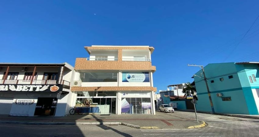 Aluga-se apartamento com 3 dormitórios no Centro de Navegantes/SC