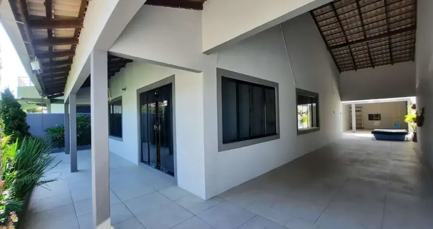 Casa mobiliada com 305m² construídos, à 100mts do mar no Centro de Navegantes/SC