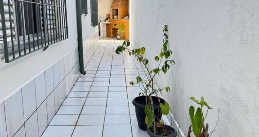 Casa terrea semi mobiliada com 2 dormitórios, suíte, vagas e churrasqueira na Vila Caiçara - Praia
