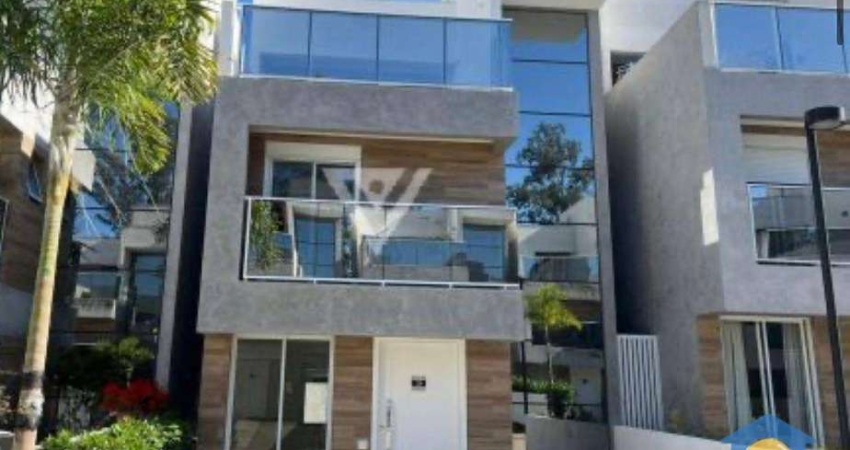 Única casa com piscina  privativa do condomínio.