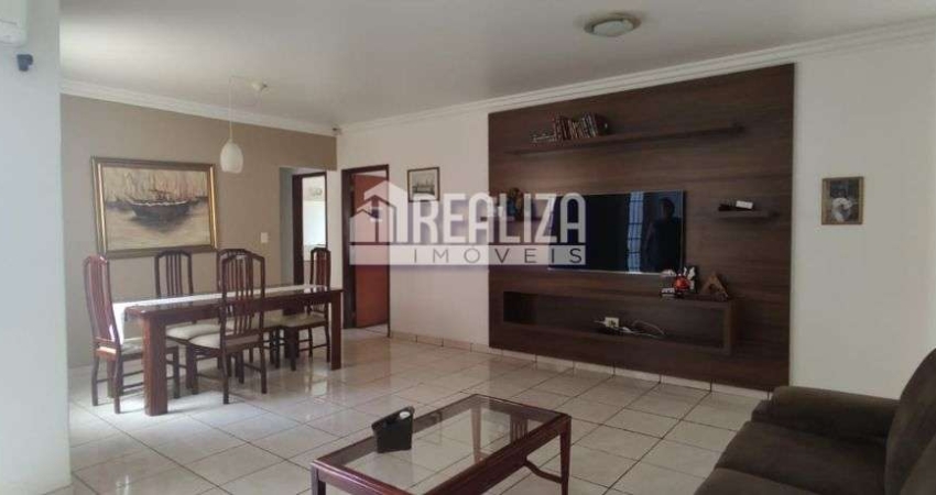 Espacosa casa de luxo com 6 dormitorios no bairro Cidade Jardim em Uberaba