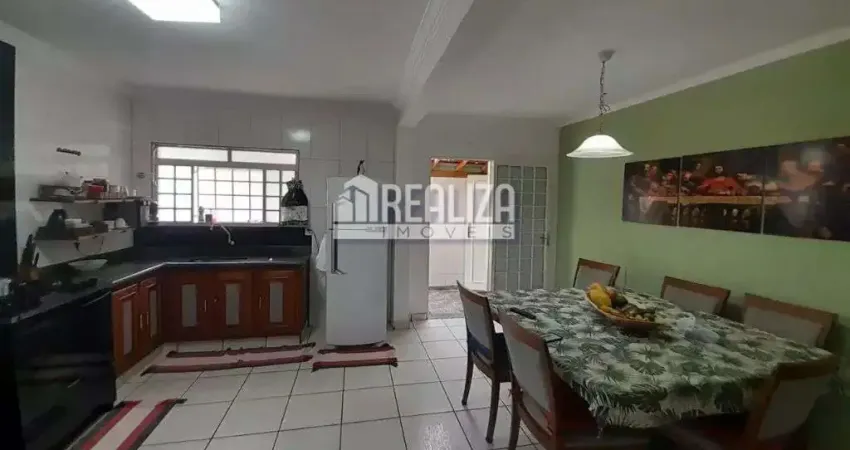 Casa padrao a venda no Leblon, Uberaba: 3 dormitorios, suite, garagem