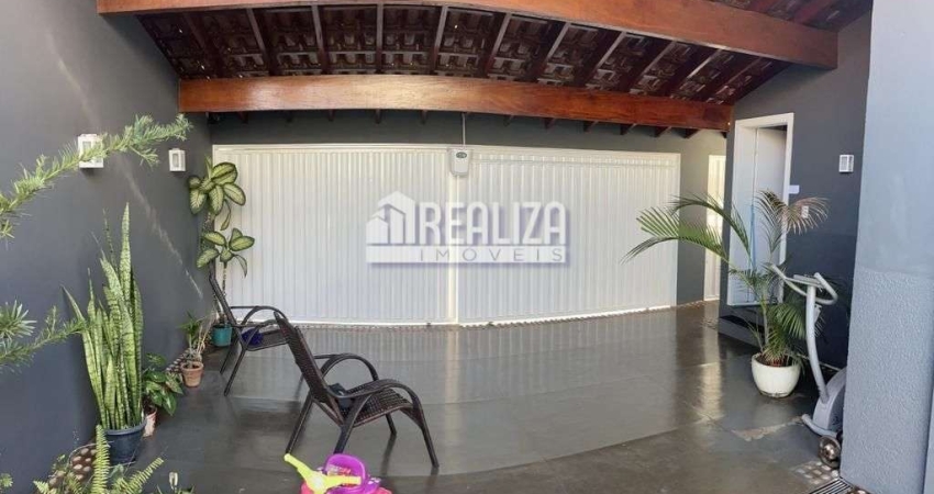 Casa a venda no Parque das Americas, Uberaba - 3 dormitorios, piscina e moveis planejados