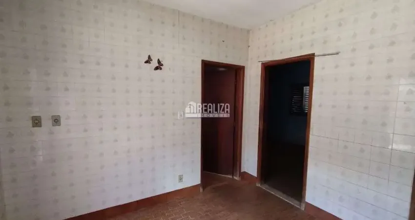 Casa a venda no bairro Fabricio, Uberaba: 4 dormitorios, 2 banheiros, garagem coberta para dois carros