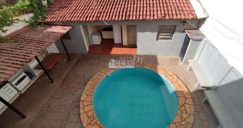 Casa de alto padrao com piscina a venda no Centro de Uberaba