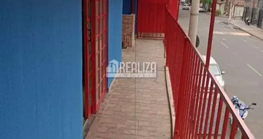 Sobrado para alugar no bairro Abadia em Uberaba: 2 dormitorios, suite, garagem coberta, area de servico, sacada.