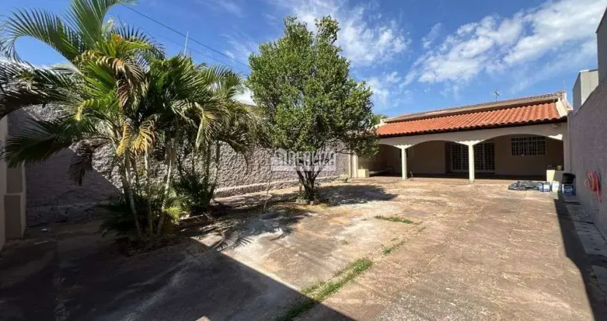 Casa a venda em Uberaba: 2 dormitorios, suite, 4 garagens e quintal amplo