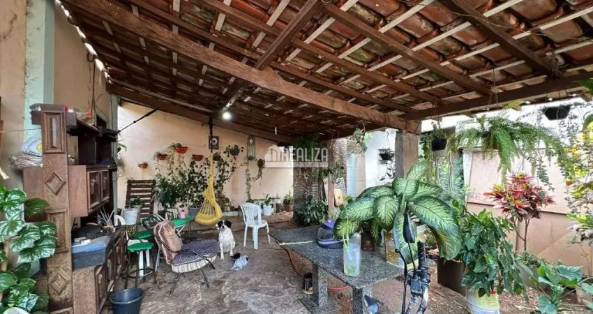 Espacosa casa a venda no bairro fabricio, uberaba - 6 dormitorios e amplo quintal!