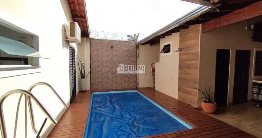 Casa com piscina e churrasqueira no residencial estados unidos