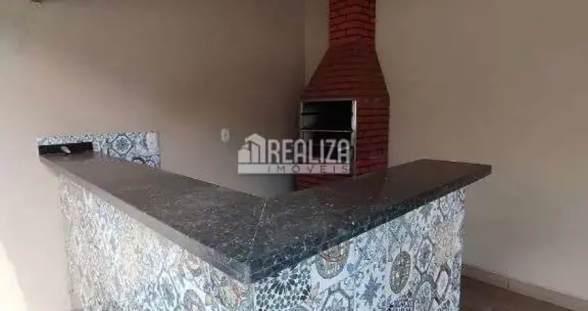 Casa a venda em Uberaba, bairro Conjunto Guanabara - 2 dormitorios, churrasqueira e varanda