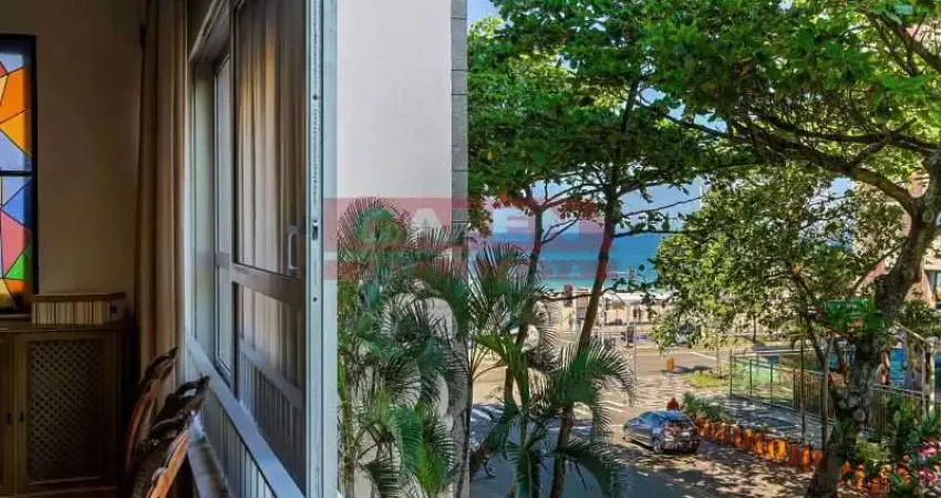 O imóvel possui área externa, pé-direito alto de 3 m, excelente ventilação e iluminação natural, além de duas vagas de garagem escrituradas.