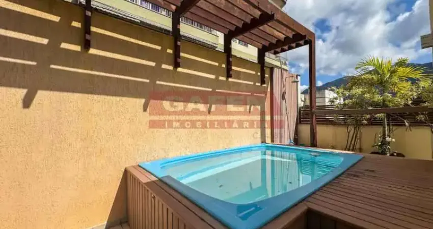 Cobertura duplex de 180 m² totalmente reformada e pronta para morar.