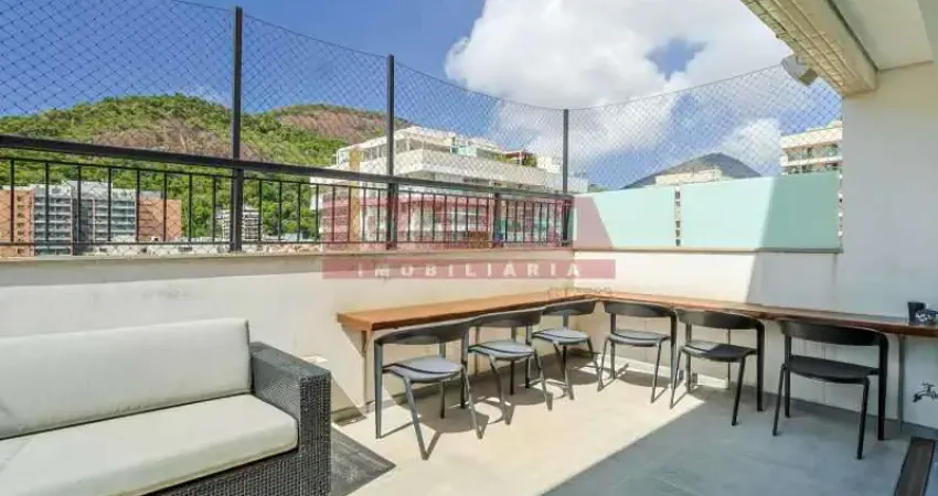 Cobertura quadriplex de 235 m², amplo salão social em 2 ambientes; 4 quartos com suítes,