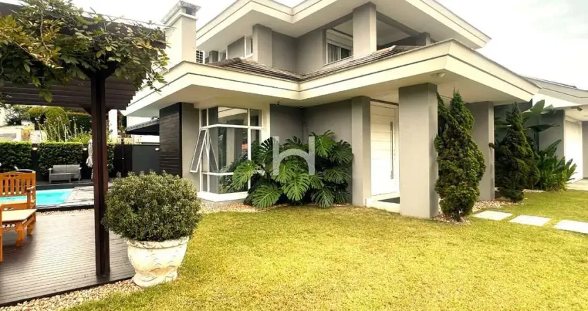 Espetacular Casa à Venda no Bairro América em Joinville-SC: 4 Quartos, 4 Suítes, 5 Banheiros, 4 Vagas de Garagem!