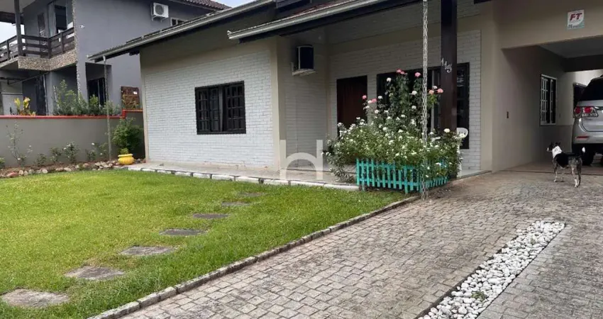 Casa à venda em Joinville-SC, bairro Glória: 3 quartos, 1 suíte, 2 salas, 3 banheiros, 2 vagas de garagem, terreno amplo