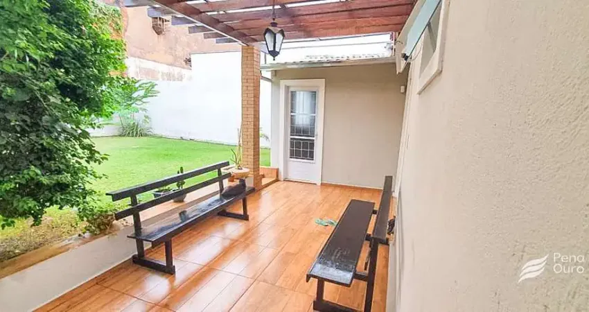 Linda Casa à Venda no Bairro Iporã com 03 Quartos e Charmoso Quintal