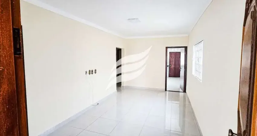 Casa espaçosa com 03 quartos à venda próxima a rua marcília dias