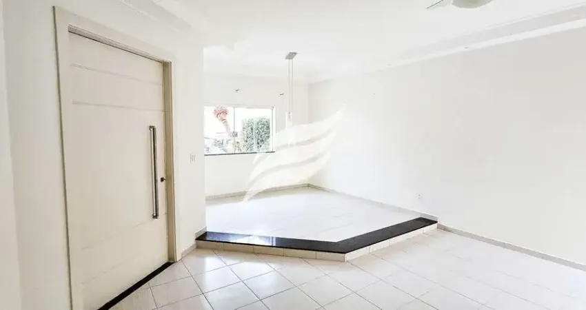 Casa com 03 quartos e piscina à venda no condomínio serra dourada