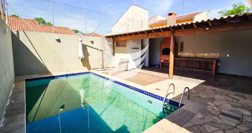 Linda casa com piscina à venda próximo ao supermercado amigão