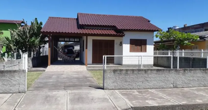 Casa com piscina  a 150 metros do mar com:  03 Dormitórios 01 Banheiro Sala Cozinha Conjugada Edícula toda fechada com área gourmet.