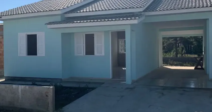 Casa em Alvenaria com:  2 Dormitorios 1 Sala e cozinha conjulgada 1 Banheiro 1 Lavanderia Garagem abera com churrasquera. Frente Sul 550 metros do mar.