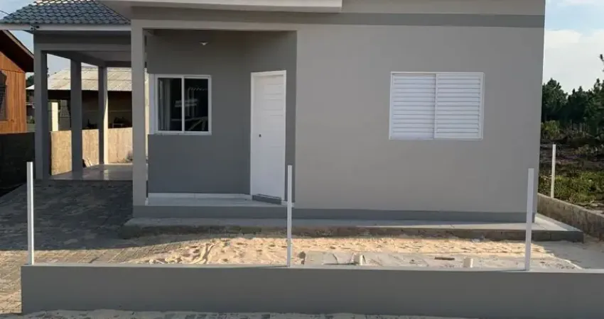 Casa em Alvenaria, com: 2 Dormitorios 1 Sala e cozinha conjulgada 1 Banheiro 1 Lavanderia Garagem abera com churrasquera. Frente Norte 700 metros do mar.