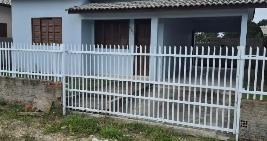 Casa a venda -   02 dormitórios, 1 banheiro social, sala e cozinha conjugada, garagem - casa toda murada com grades.  obs: escriturada e averbada, podendo financiar