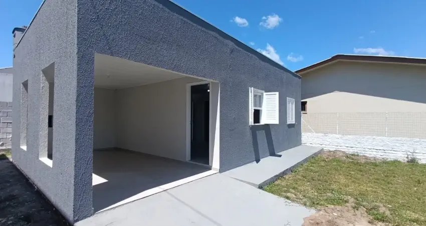 Casa á venda, com: 02 dormitórios sala cozinha banheiro  garagem à 100m do mar 204,00 área terreno / 80,00 área construída