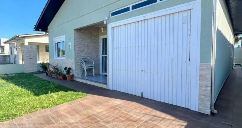 Casa com: 3 dormitórios (1 suíte) sala de estar + sala de jantar  cozinha ampla com área gourmet integrada  aberturas em alumínio posição solar frente mar 222,00 área terreno / 165,00 área construída