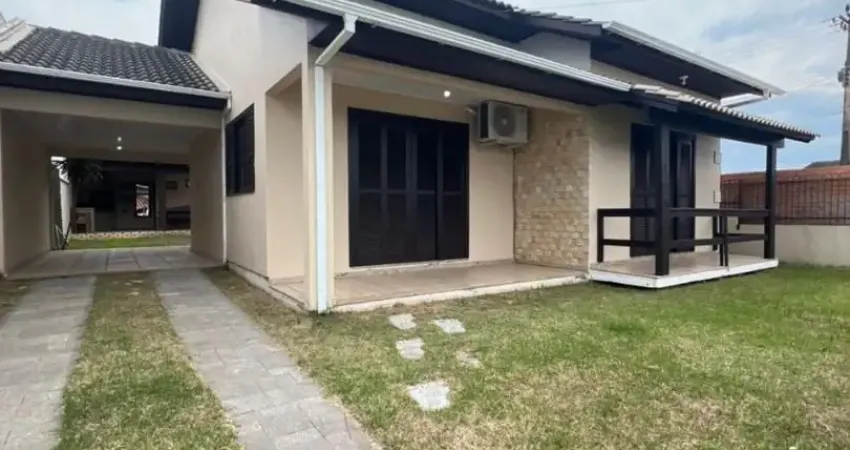 Casa à venda - 2 dormitórios amplos  sala e cozinha integradas  banheiro social  despensa com lavanderia  área gourmet nos fundos com banheiro  piscina