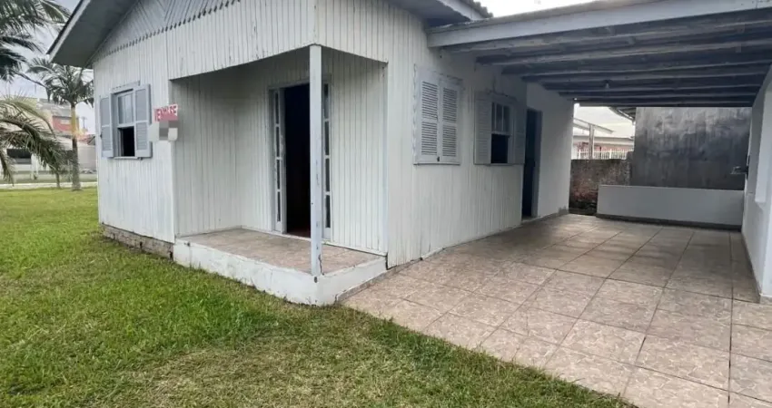 Casa de esquina a poucos metros do mar: 2 dormitórios  sala e cozinha  banheiro social  frente norte  3 vaga(s)  / 300,00 área terreno / 75,00 área construída