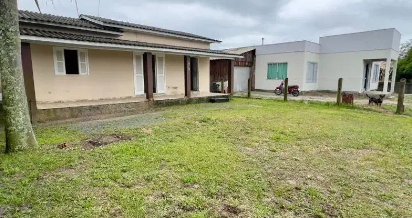 Casa à venda, com: frente leste  85m² de área construída 2 dormitórios sala e cozinha integradas banheiro social lavanderia com despensa nos fundos terreno de 300m²  escriturado