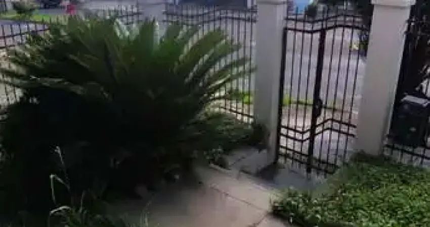 Sobrado Triplex 5 quartos sendo 2 suítes para venda no bairro Jardim Itu-Sabará em Porto Alegre