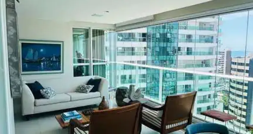 Apartamento todo decorado com 3 suítes, sendo a master com closet, planta com 187m², 3 vagas cobertas.