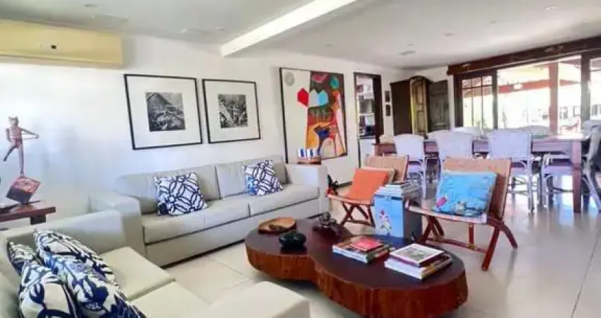 Casa alto padrão em praia do forte, dentro de condominio, com 496m², decorada