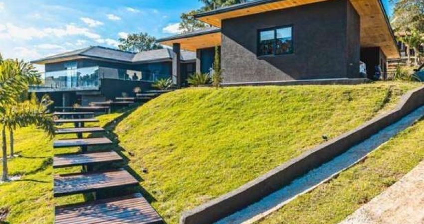 Casa luxuosa em condomínio fechado com 3 suítes, piscina, deck e área gourmet à venda em Bragança Paulista, 350 m² - Jardim das Palmeiras