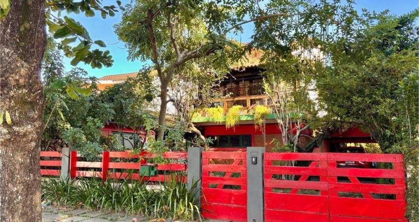 Casa colonial em grande terreno no Condomínio Santa Marina