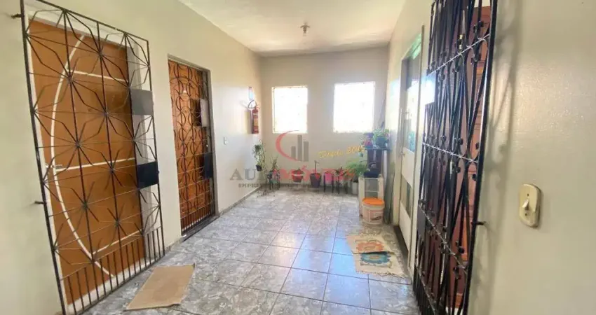 Apartamento com 02 quartos na Avenida Godofredo Maciel.