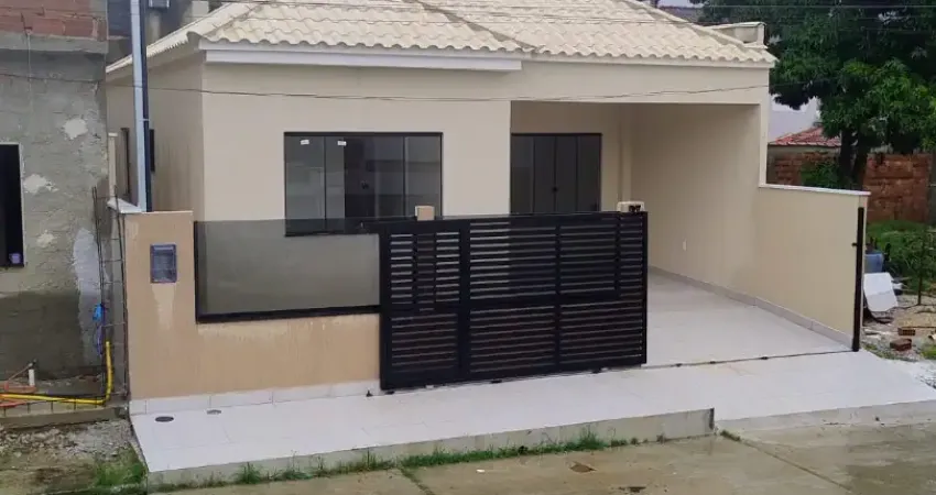 Casa linear com 3 quartos (sendo 1 suite) condomínio fechado/ bairro rio da prata