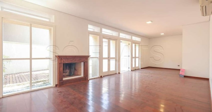 Casa alto padrão no Morumbi com 465m², 4 suítes e 4 vagas de garagem