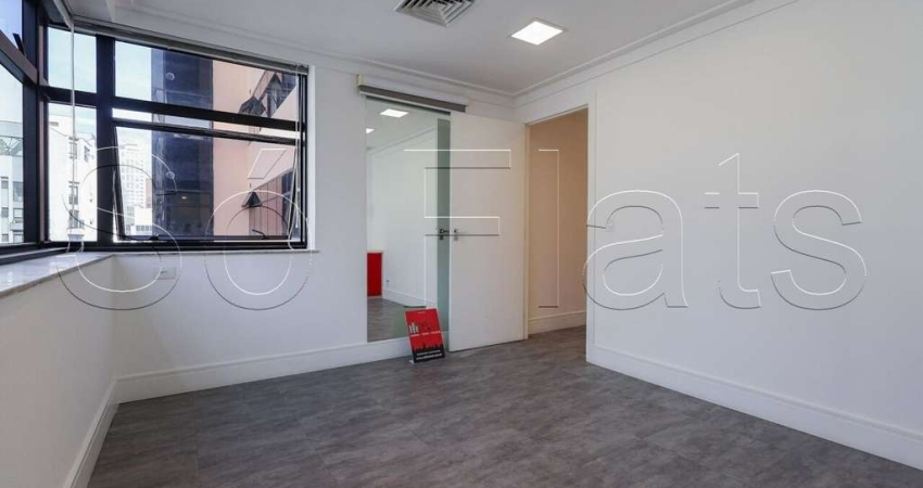 Sala Comercial com excelente localização no Itaim Bibi contendo 67m², disponível para locação.