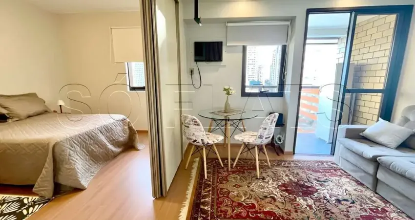 Flat equipado no Q.I, com 37m², 1 dormitório e 1 vaga de garagem em Moema, disponível para locação.