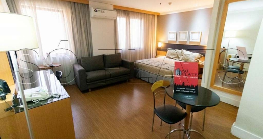 Flat totalmente reformado com 1 dormitório com mobília, com serviços no prédio.