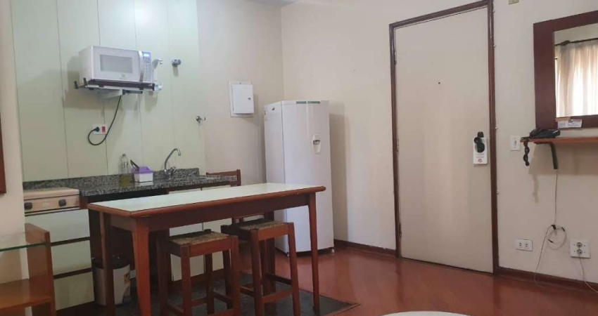 Flat mobiliado com serviços com 1 amplo dormitório e sala com varanda no Jardins.