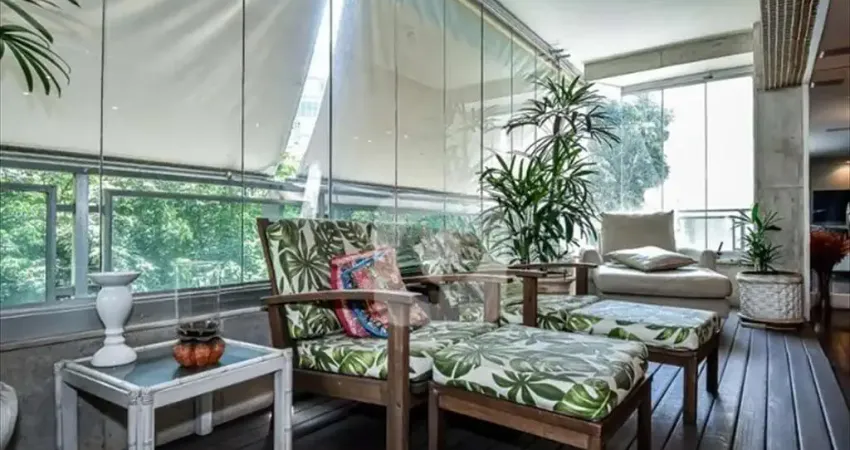 Apartamento com 3 Quartos e com varanda  à venda em Copacabana!