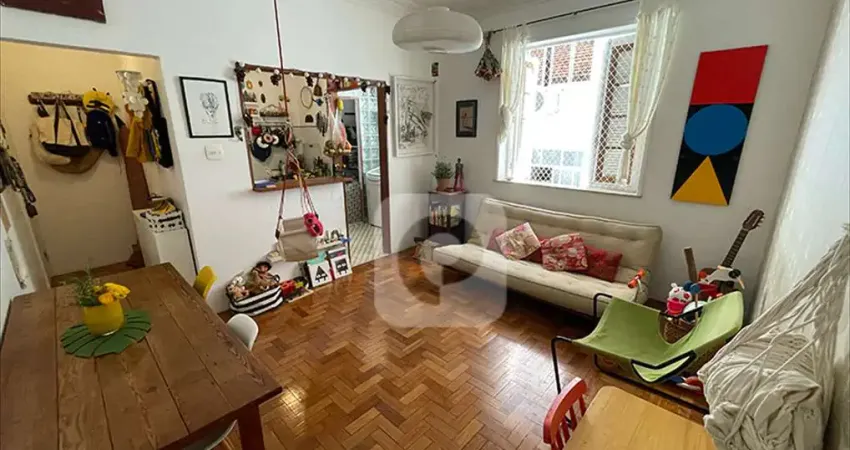 Apartamento 2 quartos com varandinha em charmosa rua da lagoa