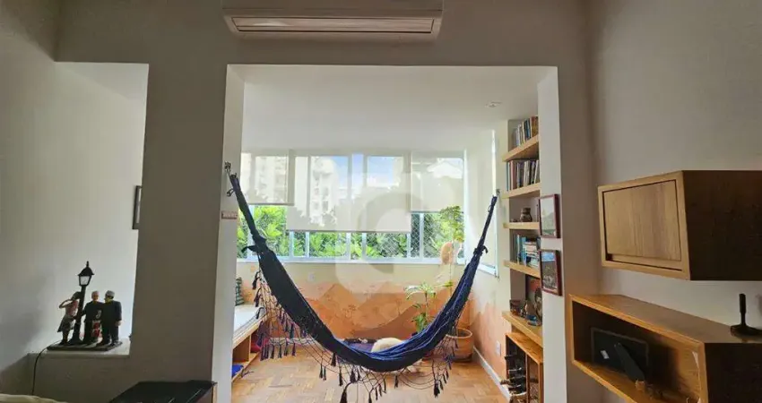 Maravilhosa vista, silencioso, ótimo prédio e local! 2 quartos com vaga e reformado!