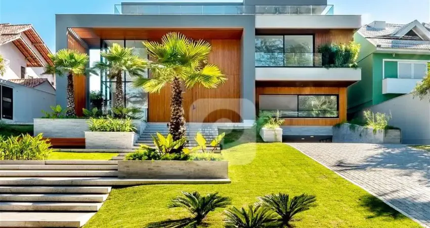 Casa Triplex com Subsolo, Elevador e 5 Suítes  À venda no exclusivo Condomínio Mansões